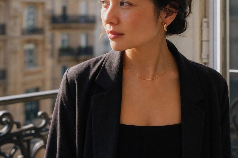 découvrez comment sublimer un collier sans pendentif en l'associant parfaitement avec votre tenue pour un style élégant et harmonieux.