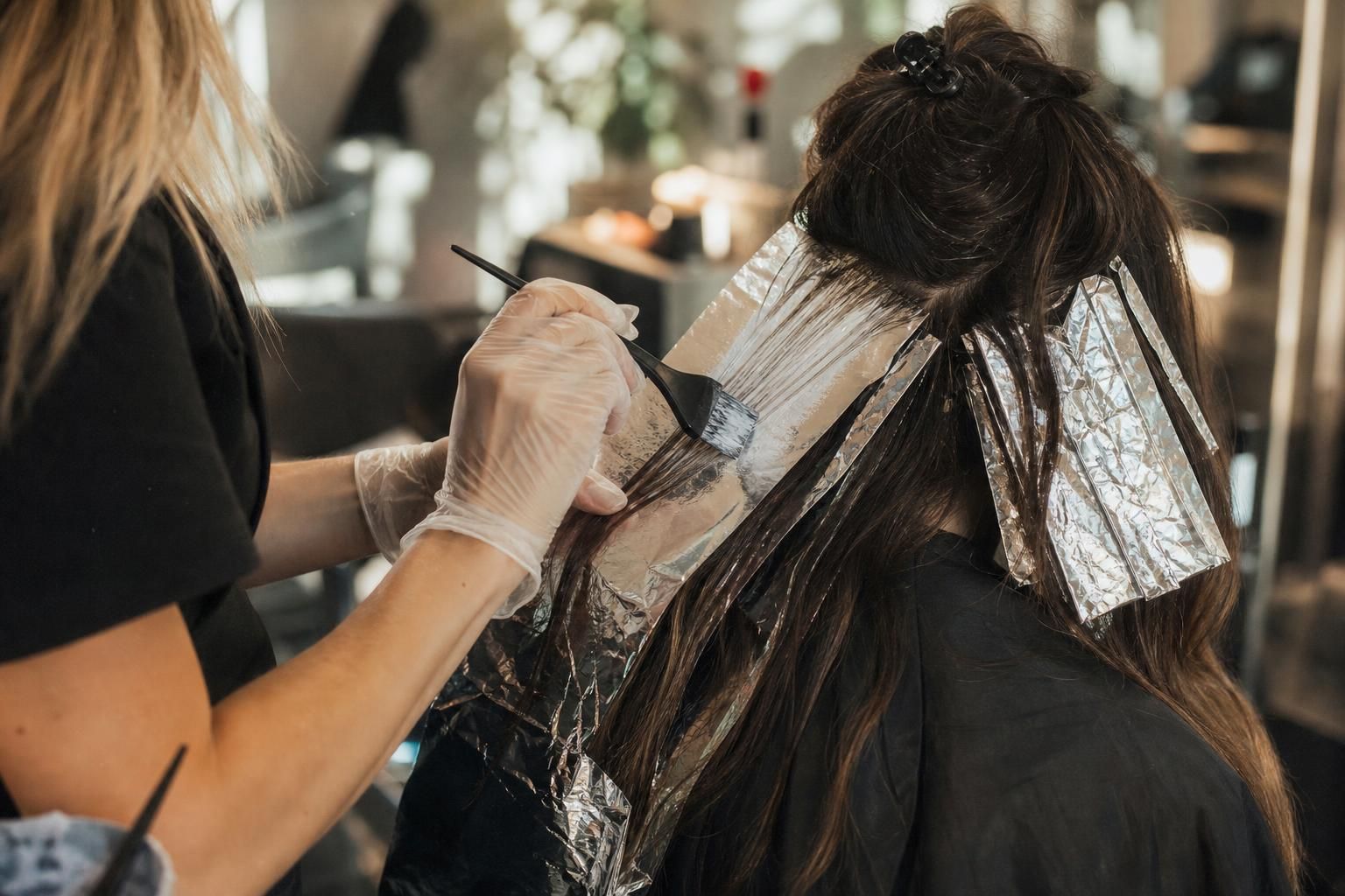 découvrez comment réaliser un balayage gris élégant sur des cheveux bruns grâce à nos conseils étape par étape pour un résultat naturel et tendance.