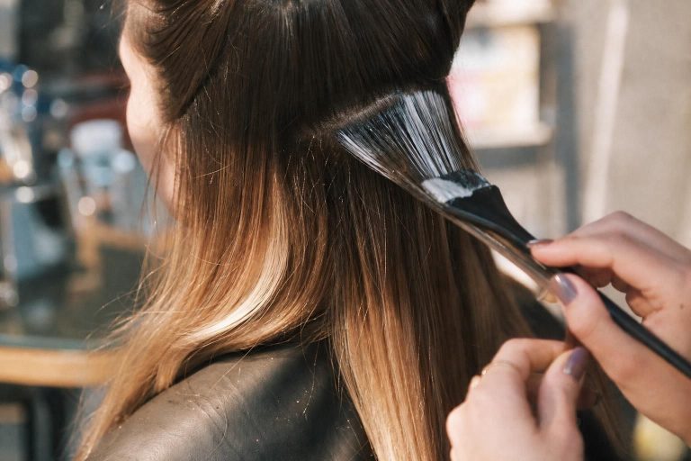 découvrez comment réaliser un balayage miel doré lumineux et naturel grâce à nos conseils étape par étape pour sublimer votre coiffure en toute simplicité.
