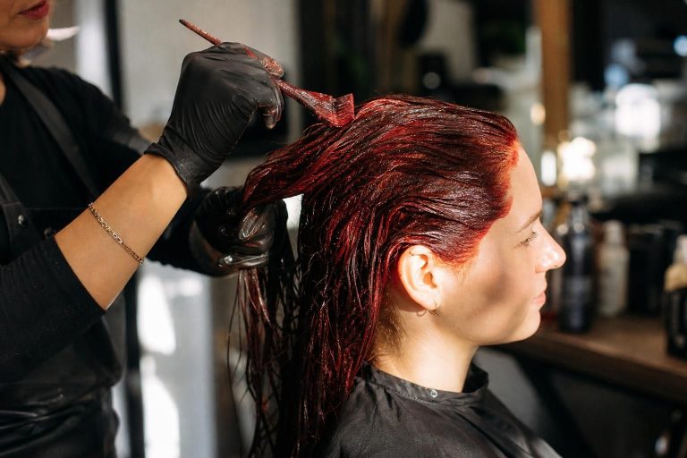 découvrez nos conseils essentiels pour réussir une coloration cheveux rouge éclatante et durable, adaptée à votre type de cheveux.